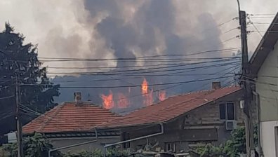 Огромен пожар бушува в Русе, огънят достига къщите