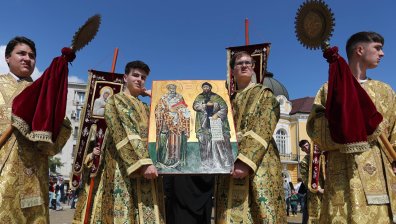 Малки и големи отбелязаха най-българския празник с шествие в София