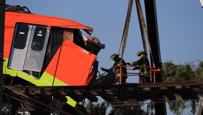 Влак дерайлира и се запали след рухването на мост в САЩ