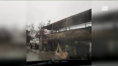 Автобус, превозващ работници, изгоря напълно край Ришкия проход