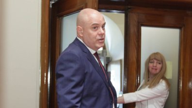 Гешев: Разследването на чекмеджетата с пачки и кюлчета е прекратено, но не под натиск