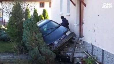 18-годишен заби автомобила си в къща и прекъсна електричеството ѝ