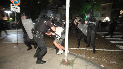 126 задържани и 80 ранени полицаи, премахнаха лагера на Орлов мост