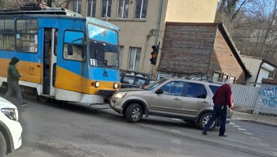 Трамвай и кола пак се удариха в столицата, този път в кв. "Княжево"