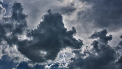 Температурите се понижават, облаци над страната и валежи на места