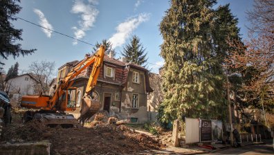 Събарят къщата на писателя Димитър Димов на ул. "Димитър Димов"