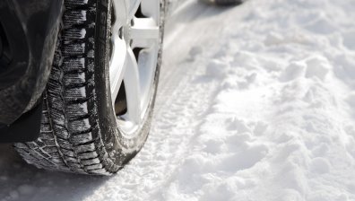 Колата ви е попаднала в "снежен плен"? Ето как да я измъкнете