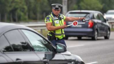 Шофьори не спират да карат пияни или дрогирани, валят хиляди фишове и актове