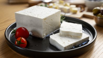 КЗК глоби с над 1 млн. лв. фирми, продавали овче сирене с краве мляко