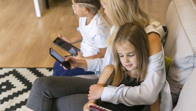 Швеция ограничава телефоните около децата