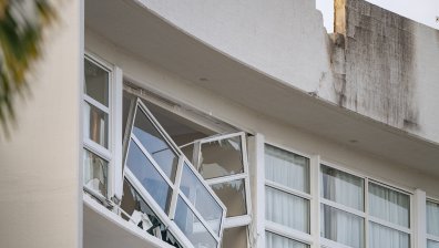 Хеликоптер се разби в покрива на хотел в Австралия и наложи евакуация на стотици