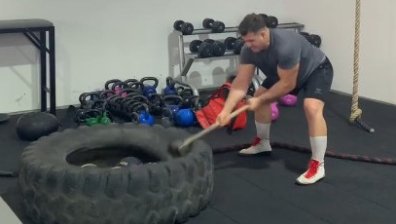 Комбинацията турски борец и огромен чук застраши живота на оператор (+ВИДЕО)