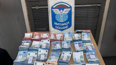 Митничари пресякоха опит за пренасяне на над 200 хил. лв.
