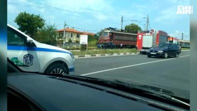 Неправилно пресичане на ЖП прелез: Шофьор загина на място