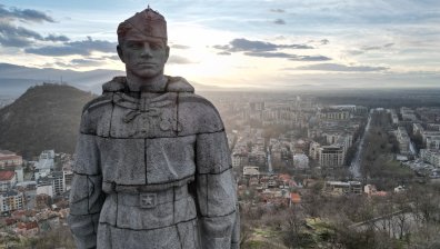 Протест пред Альоша в Пловдив: "Искаме български паметник"