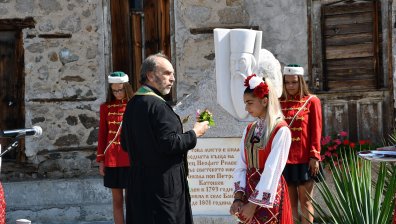 Паметникът на Неофит Рилски в Баня е незаконен, ще го премахнат