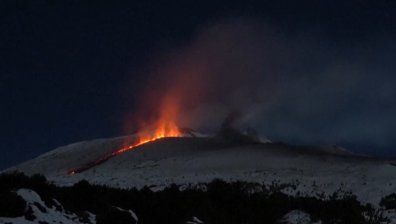 Гореща лава се стича по заснежения склон на вулкана Етна (+ВИДЕО)