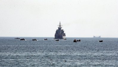 Военен кораб на САЩ с предупредителни изстрели срещу ирански плавателен съд