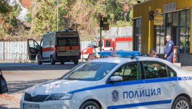 Заснеха как полицай сваля емблема на автомобил, МВР прави проверка (+ВИДЕО)