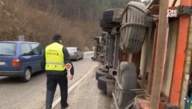 Турски ТИР с цитруси се преобърна край Велико Търново