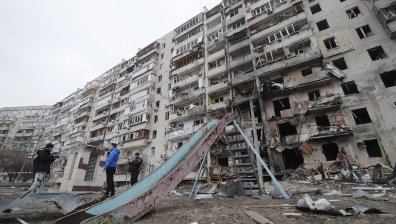 Мирни граждани нямало да пострадат? Бомби изтърбушиха блокове в Киев