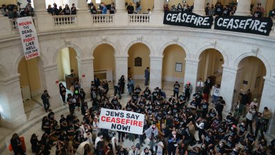 Протестиращи нахлуха в Конгреса в САЩ, стотици са арестуваните демонстранти