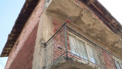 Бомба избухна до къща в Перник, нанесени са материални щети