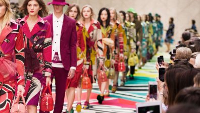 Burberry трябва да върви напред: Бейли