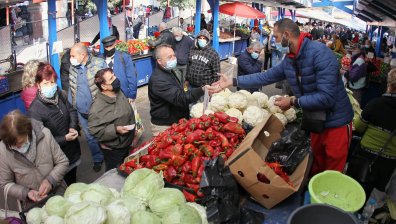 Как се преплитат политиката и пазар(лък)ът дни преди изборите?