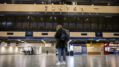 Транспортен хаос във Великобритания заради стачки на машинисти и шофьори на автобуси