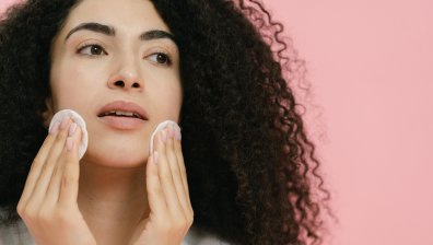 Как да се грижим за мазната кожа през лятото