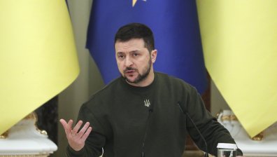 Зеленски остави танковете настрана и сведе глава пред жертвите на войната