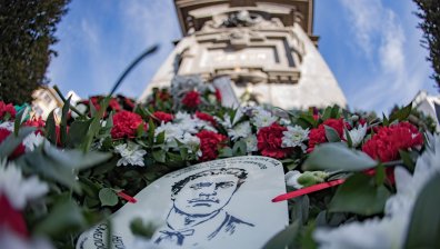 Граждани поднасят цветя на паметника на Апостола 