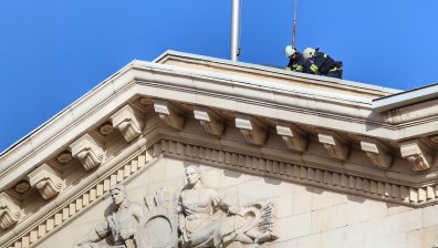 Ламарина изхвърча от покрива на МС, вятърът отнесе част от покрива на БАН