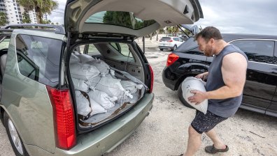 Българин в САЩ: В Тампа няма бензин и стоки, всеки граби! Цялата покъщнина е на пътя