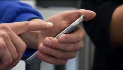 Пристрастяваме се към смартфоните, сочи ново проучване