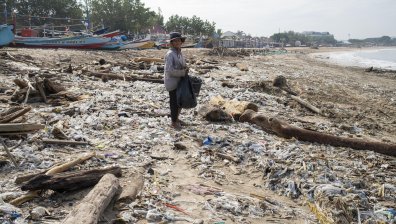 Море от отпадъци превзе плажовете на Бали (СНИМКИ)