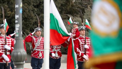 Националният флаг бе издигнат на Паметника на Незнайния войн в София (СНИМКИ)