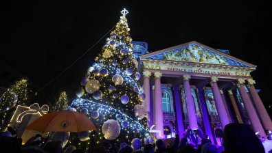 Модерна коледна елха грейна в центъра на София, висока е 10 м