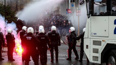 Престрелки с водни оръдия и камъни на протест срещу Ковид мерките в Белгия