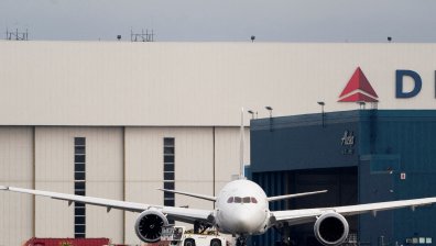 Самолет се преобърна при кацане в Канада