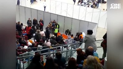 Трима припаднали при даването на протоколите в "Арена Армеец"