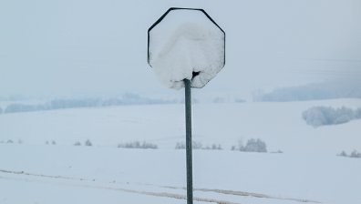 Зима в Европа: Сняг трупа, коли закъсват, селища са без ток в лошото време