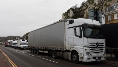 Десетки българи са блокирани край Доувър, сред тях и бебета