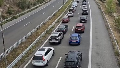 Шофьори чакат над 3 часа в задръствания по пътя към евтината почивка в Гърция