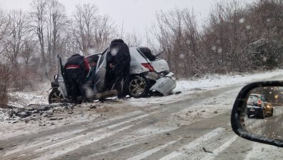 Зимата в България: Катастрофа на Петрохан, в София бутаха закъсал автобус (+ВИДЕО)
