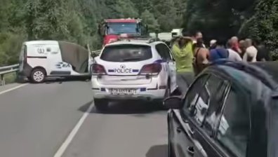 Шофьор загина на място в катастрофа край Разлог, режат ламарините, за да извадят тялото