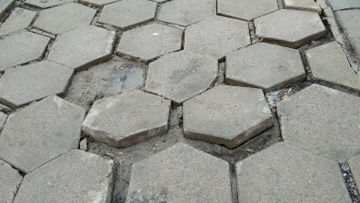 Сигнали от София: Некачествен ремонт, счупени плочки, дупка на пътя