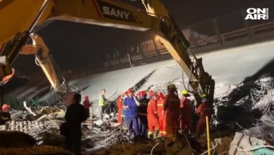 Трима души загинаха след срутване на надлез в Китай (Видео)