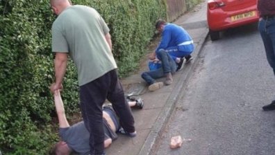 Груба грешка: Автоджамбази атакуваха коли на бойци пред залата им